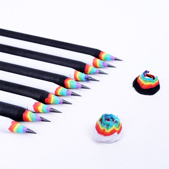 Lápices originales de arcoíris en blanco y negro 