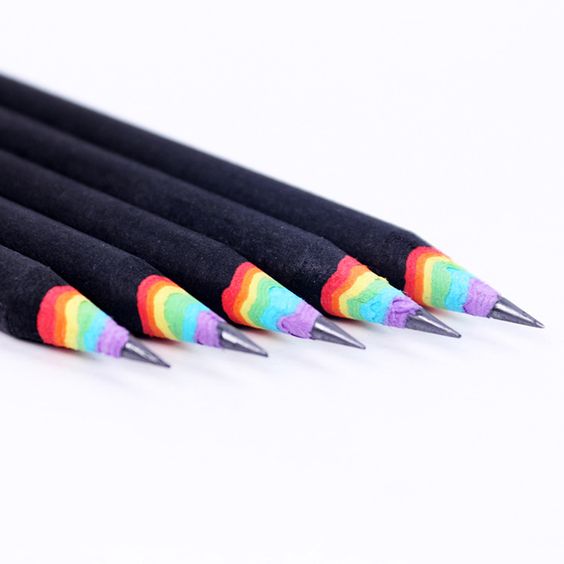 Lápices arcoíris en negro del diseñador Duncan Shotton